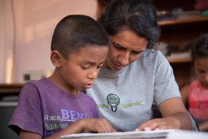 Sarita Junior aide Prabin ! By Elias SFAXI (Copyright)